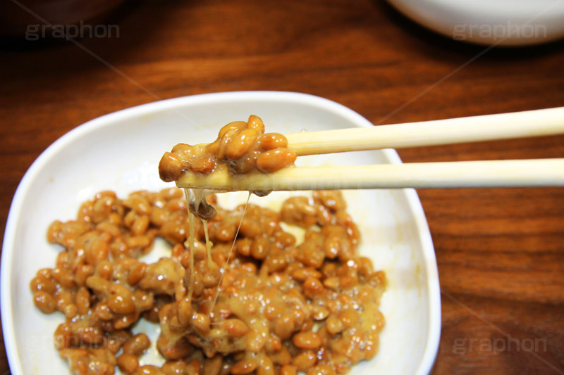 糸引く納豆,納豆,箸,はし,わりばし,割り箸,朝食,和食,日本食,日本料理,混ぜる,まぜる,ネバネバ,糸,粘,japan,soy,beans,natto
