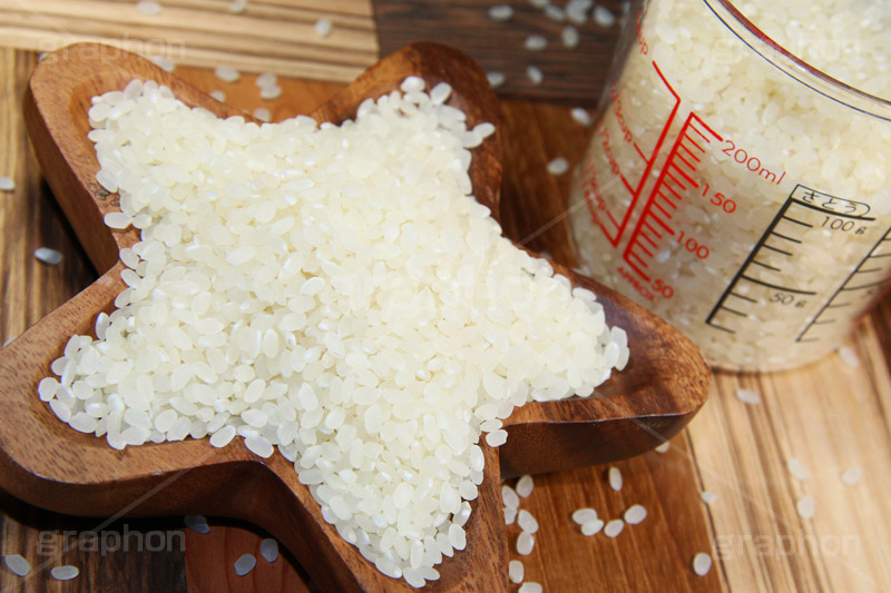 星の皿に米,米,コメ,こめ,ライス,rice,日本,日本食,和食,和,主食,炭水化物,計量,量,白米,cooking,kitchen,キッチン,クッキング,調理,料理,グルメ,白飯,ご飯,japan,カップ,計量カップ,食材