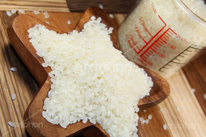 星の皿に米,米,コメ,こめ,ライス,rice,日本,日本食,和食,和,主食,炭水化物,計量,量,白米,cooking,kitchen,キッチン,クッキング,調理,料理,グルメ,白飯,ご飯,japan,カップ,計量カップ,食材