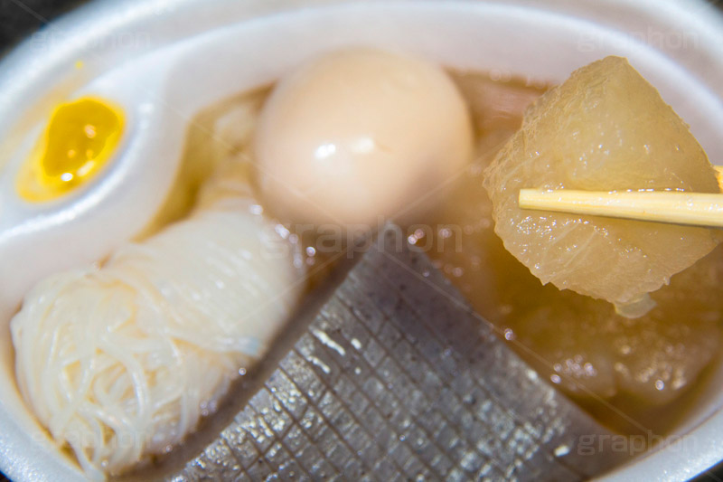コンビニおでんでダイエット,おでん,温か,ホット,ダイエット,diet,japan,和食,日本食,コンビニ,からし,辛子,たまご,卵,こんにゃく,コンニャク,蒟蒻,白滝,しらたき,だいこん,大根,だし,出汁,汁,冬,はし,箸,割り箸,割りばし,あったか