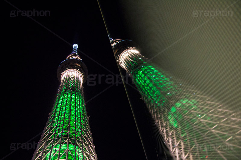 2本のスカイツリー,スカイツリー,東京スカイツリー,TOKYO SKYTREE,墨田区,押上,電波塔,634,634メートル,634m,塔,夜,ライトアップ,粋,グリーン,緑,不思議,おもしろ写真,面白写真,2本,２本,映,夜景,japan,tower,タワー