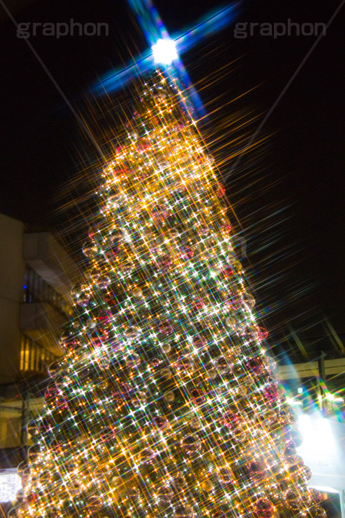 東京スカイツリータウンのクリスマスツリー,ツリー,施設,イルミネーション,イルミ,illumination,tree,電飾,電球,発光ダイオード,LED,冬,キラキラ,綺麗,きれい,キレイ,煌,輝,デート,スポット,都内,クリスマス,飾り,イベント,スカイツリー,東京スカイツリー,TOKYO SKYTREE,墨田区,押上,クリスマスツリー,ツリー,Christmas,クロスフィルタ,フレア,flare,商業施設,行事,solamachi