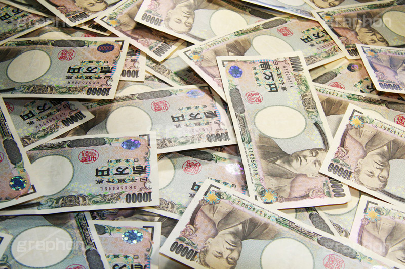 散らばった万札,お札,札,散,計算,お金,かね,円,日本円,マネー,金銭,日本のお金,お金がない,財産,返済,貯金,借金,両替,キャッシュ,現金,1万円,一万円,money,yen,経理,事務,経済,豪遊,富豪,金持ち