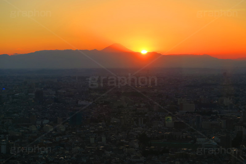 富士山と日の入り,富士山,山,東京,tokyo,夕焼け,夕暮れ,夕日,sunset,都会,街,日の入り,japan,元旦,正月,お正月,年賀状