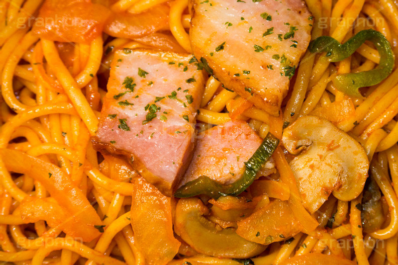 厚切りベーコンのナポリタン,厚切り,bacon,ナポリタン,パスタ,ケチャップ,ベーコン,玉ねぎ,タマネギ,たまねぎ,ピーマン,コンビニ,洋食,麺料理,麺類,パセリ