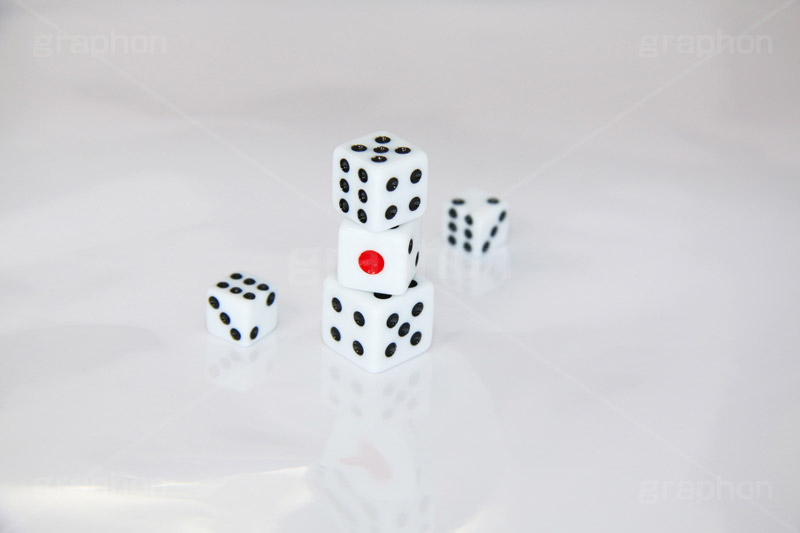 積まれたサイコロ,積む,サイコロ,ダイス,目,め,運命,運,ゲーム,お正月遊び,遊び,振る,ふる,奇跡,幸運,転がす,順番,決める,おもちゃ,玩具,こども,子供,さいころ,game,dice,TOY