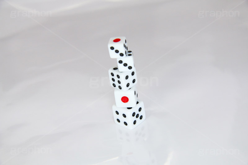 積まれたサイコロ,積む,サイコロ,ダイス,目,め,運命,運,ゲーム,お正月遊び,遊び,振る,ふる,奇跡,幸運,転がす,順番,決める,おもちゃ,玩具,こども,子供,さいころ,game,dice,TOY