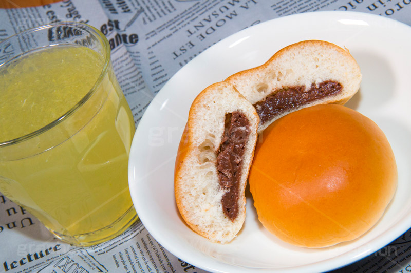 チョコクリームパン,パン,ぱん,チョコパン,チョコ,チョコレート,チョコレート,クリーム,chocolate,bread,breakfast,juice,ブレックファースト,ミニ,プチ,朝食,おやつ,菓子パン,オレンジジュース,ジュース