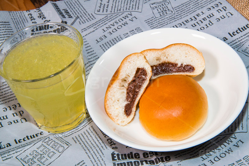 チョコクリームパン,パン,ぱん,チョコパン,チョコ,チョコレート,チョコレート,クリーム,chocolate,bread,breakfast,juice,ブレックファースト,ミニ,プチ,朝食,おやつ,菓子パン,オレンジジュース,ジュース