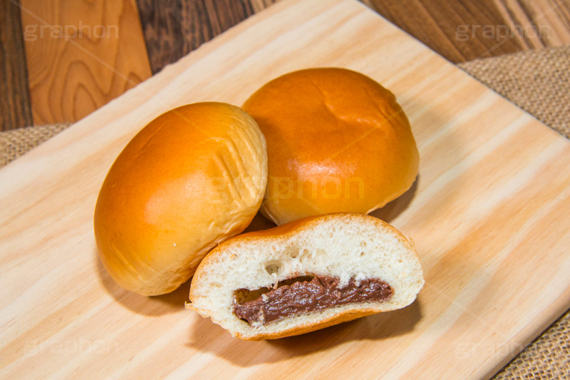 チョコクリームパン,パン,ぱん,チョコパン,チョコ,チョコレート,チョコレート,クリーム,chocolate,bread,breakfast,ブレックファースト,ミニ,プチ,朝食,おやつ,菓子パン,まな板