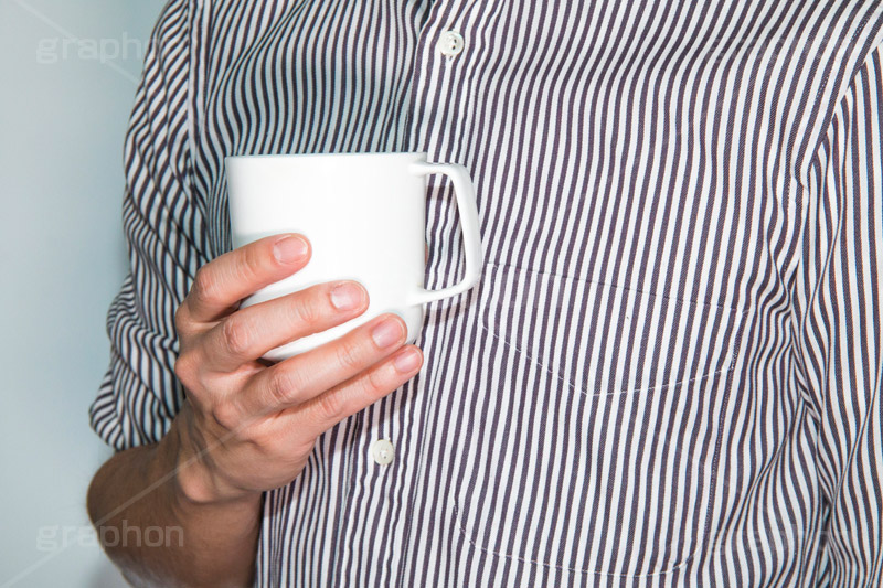 コーヒーブレイク,コーヒー,珈琲,休憩,休み,カップ,飲み物,ドリンク,休息,drink,cup,coffee,hand,image,model,男性,モデル,男,青年,手,イメージ,人物,癒し,ストライプ,シャツ,お茶,ティー,tea