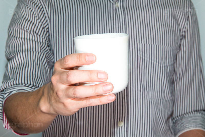 コーヒーブレイク,コーヒー,珈琲,休憩,休み,カップ,飲み物,ドリンク,休息,drink,cup,coffee,hand,image,model,男性,モデル,男,青年,手,イメージ,人物,癒し,ストライプ,シャツ,お茶,ティー,tea