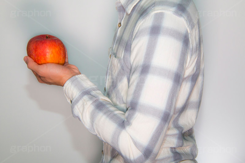 リンゴを持つ男,りんご,リンゴ,林檎,フルーツ,果実,果物,実,持つ,fruit,hand,image,model,男性,モデル,男,青年,手,イメージ,人物,ネルシャツ,チェック,シャツ,謎