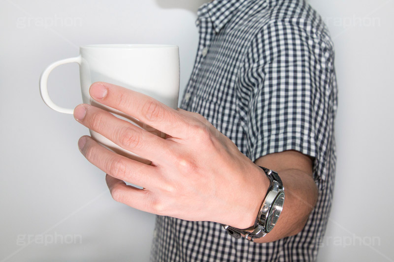 おかわり,休息,コーヒー,珈琲,休憩,休み,カップ,飲み物,ドリンク,tea,drink,cup,coffee,hand,image,model,男性,モデル,男,青年,手,イメージ,人物,癒し,乾杯,お茶,ティー,シャツ,チェック