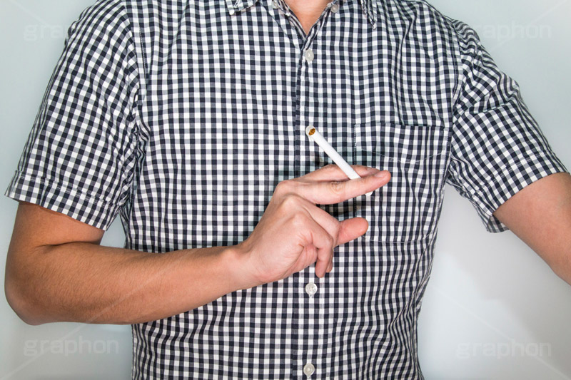 煙草を吸いながら何かをする男性,タバコ,たばこ,煙草,喫煙,一服,ながら,model,hand,image,男性,モデル,男,青年,イメージ,人物,シャツ,チェック