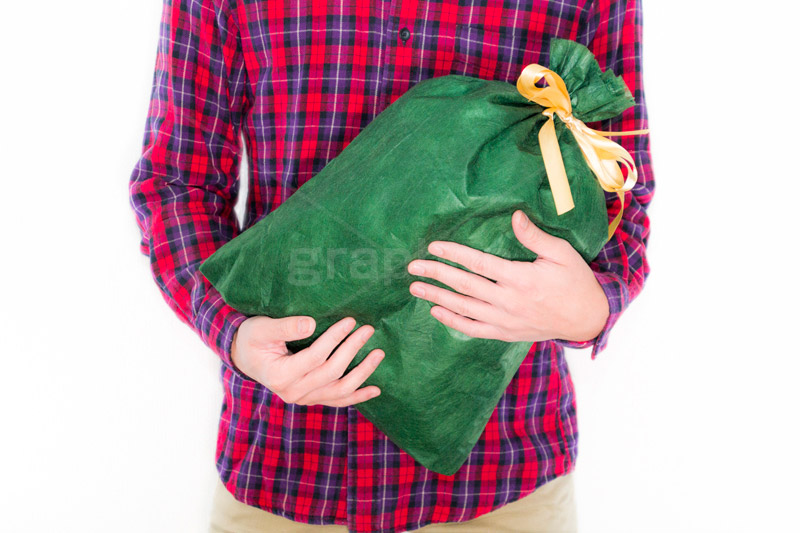 クリスマスプレゼント,クリスマス,プレゼント,贈り物,記念日,アニバーサリー,Christmas,anniversary,hand,image,model,present,ribon,男性,モデル,男,青年,手,イメージ,人物,若者,リボン,恋人,ネルシャツ,シャツ,チノパン,お土産,おみやげ