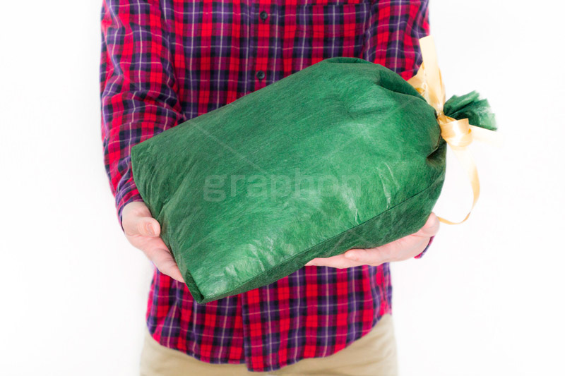 クリスマスプレゼント,クリスマス,プレゼント,贈り物,記念日,アニバーサリー,Christmas,anniversary,hand,image,model,present,ribon,男性,モデル,男,青年,手,イメージ,人物,若者,リボン,恋人,ネルシャツ,シャツ,チノパン,お土産,おみやげ