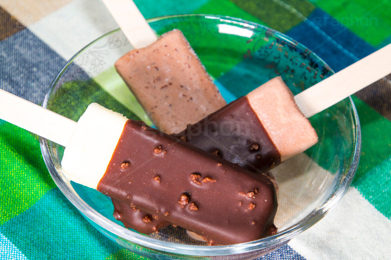 チョコレートアイス,チョコレート,チョコ,お菓子,菓子,スイーツ,おやつ,chocolate,dessert,japan,nuts,甘い,冷菓子,凍,食後,棒,ナッツ