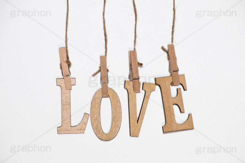 LOVE,木,木目,文字,台詞,キーワード,ワード,ウッド,wood,word,keyword,記事,情報,タイトル,イメージ,title,image,お洒落,おしゃれ,オシャレ,メッセージ,message,ラブ,らぶ,恋,愛,恋愛,洗濯バサミ,洗濯ばさみ,クリップ,吊るす,麻ひも,告白,バレンタイン,valentine,wedding,ウェディング,whiteday,ホワイトデー