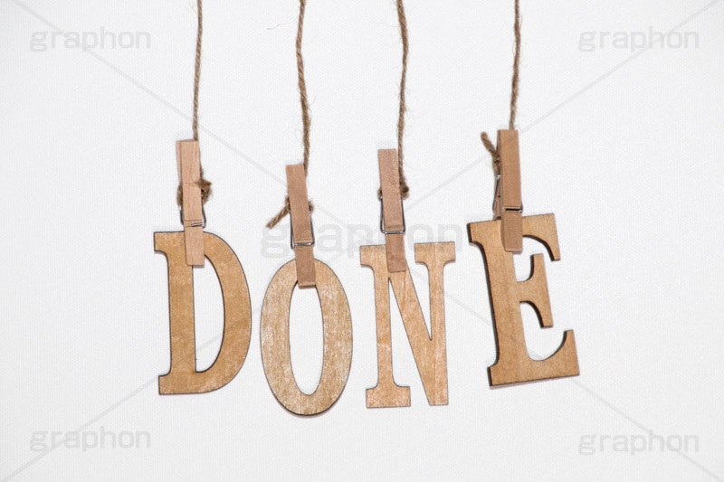 DONE,木,木目,文字,台詞,キーワード,ワード,ウッド,wood,word,keyword,記事,情報,タイトル,イメージ,title,image,お洒落,おしゃれ,オシャレ,メッセージ,message,business,ビジネス,完了,終了,仕事,洗濯バサミ,洗濯ばさみ,クリップ,吊るす,麻ひも