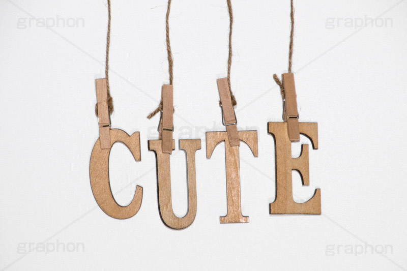 CUTE,木,木目,文字,台詞,キーワード,ワード,ウッド,wood,word,keyword,記事,情報,タイトル,イメージ,title,image,お洒落,おしゃれ,オシャレ,メッセージ,message,キュート,カワイイ,かわいい,可愛い,洗濯バサミ,洗濯ばさみ,クリップ,吊るす,麻ひも