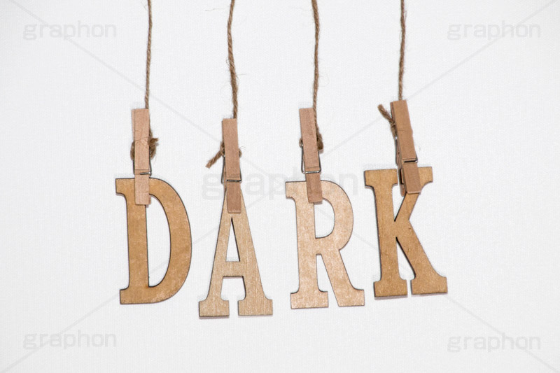 DARK,木,木目,文字,台詞,キーワード,ワード,ウッド,wood,word,keyword,記事,情報,タイトル,イメージ,title,image,お洒落,おしゃれ,オシャレ,メッセージ,message,ダーク,暗い,闇,洗濯バサミ,洗濯ばさみ,クリップ,吊るす,麻ひも