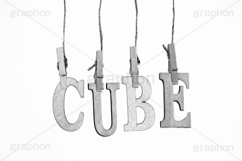CUBE(モノクロ),モノクロ,白黒,しろくろ,モノクローム,単色画,単彩画,単色,文字,ワード,word,keyword,タイトル,title,メッセージ,message,キューブ,箱