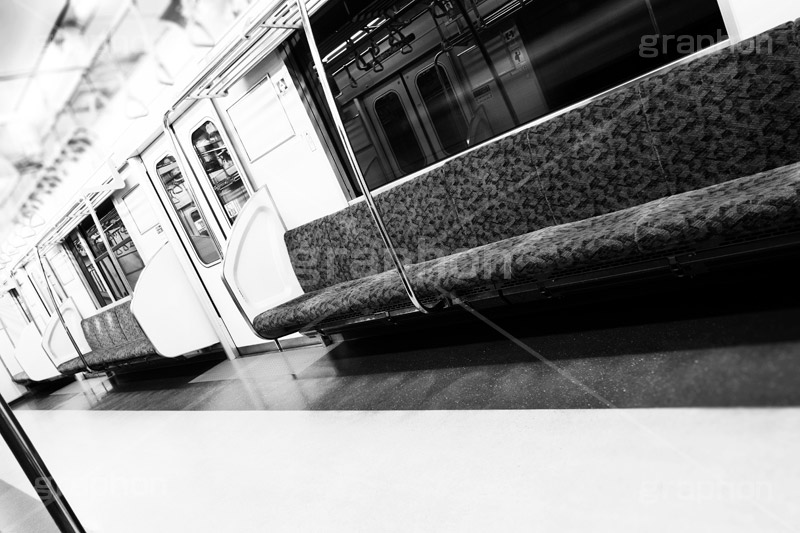 車内(モノクロ),モノクロ,白黒,しろくろ,モノクローム,単色画,単彩画,単色,電車