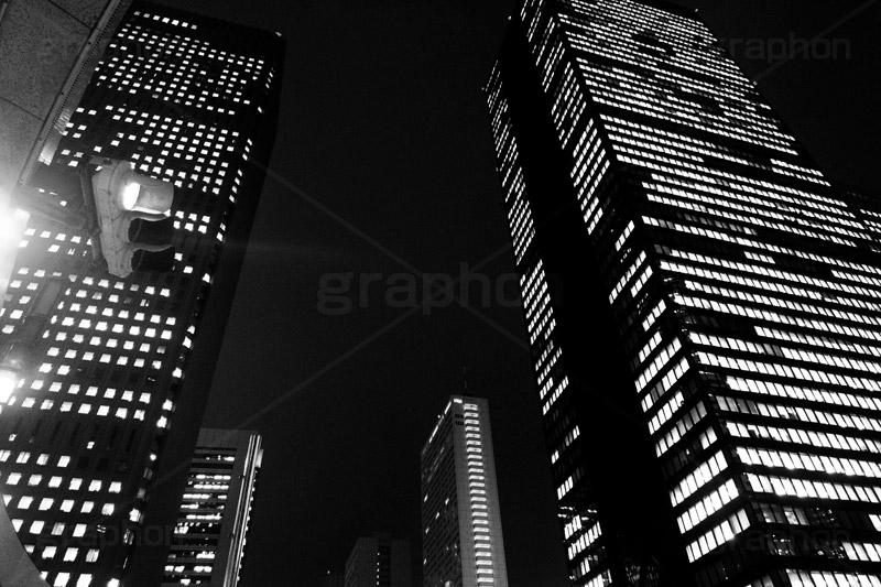 都会の夜(モノクロ),モノクロ,白黒,しろくろ,モノクローム,単色画,単彩画,単色,西新宿