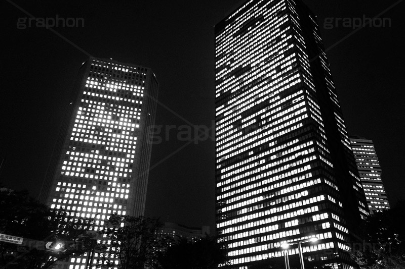 都会の夜(モノクロ),モノクロ,白黒,しろくろ,モノクローム,単色画,単彩画,単色,西新宿