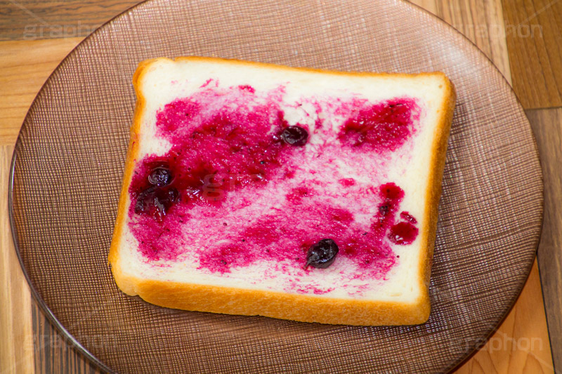 ブルーベリージャムのトースト,ブルーベリー,ジャム,パン,ぱん,トースト,食パン,toast,bread,breakfast,ブレックファースト,朝食,おやつ,菓子パン,炭水化物