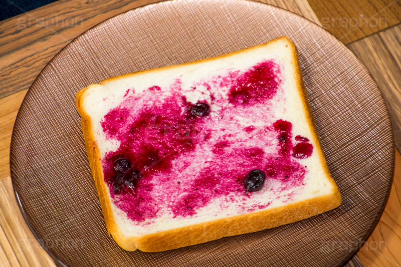 ブルーベリージャムのトースト,ブルーベリー,ジャム,パン,ぱん,トースト,食パン,toast,bread,breakfast,ブレックファースト,朝食,おやつ,菓子パン,炭水化物