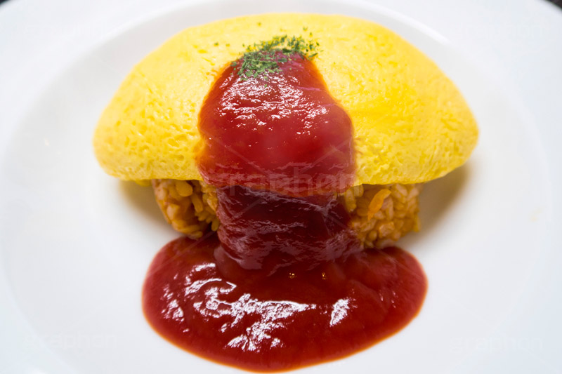正統派オムライス,オムライス,おむらいす,卵,たまご,タマゴ,玉子,鶏,米飯料理,ライス,チキンライス,ケチャップ,オムレツ,焼く,とろとろ,トロトロ,ふわとろ,洋食,正統派,パセリ,湯気,グルメ