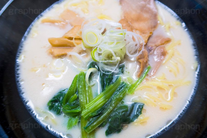 とんこつラーメン,豚骨ラーメン,ラーメン,らーめん,麺,麺類,中華麺,麺料理,国民食,日本拉麺,Ramen,Chinese noodles,豚骨,とんこつ,中華,こってり,コッテリ,クリーミー,ほうれんそう,ホウレンソウ,ほうれん草,ねぎ,ネギ,メンマ,めんま,チャーシュー,湯気,あったか