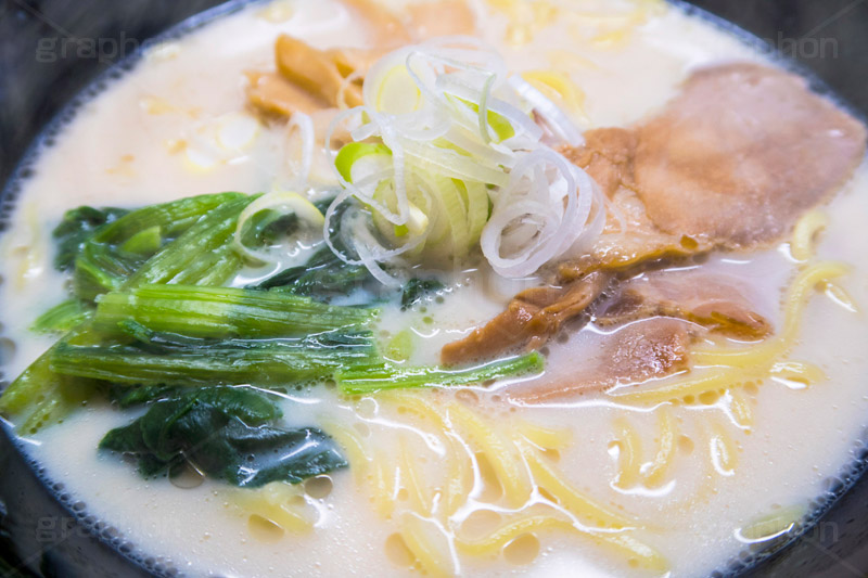とんこつラーメン,豚骨ラーメン,ラーメン,らーめん,麺,麺類,中華麺,麺料理,国民食,日本拉麺,Ramen,Chinese noodles,豚骨,とんこつ,中華,こってり,コッテリ,クリーミー,ほうれんそう,ホウレンソウ,ほうれん草,ねぎ,ネギ,メンマ,めんま,チャーシュー,湯気,あったか
