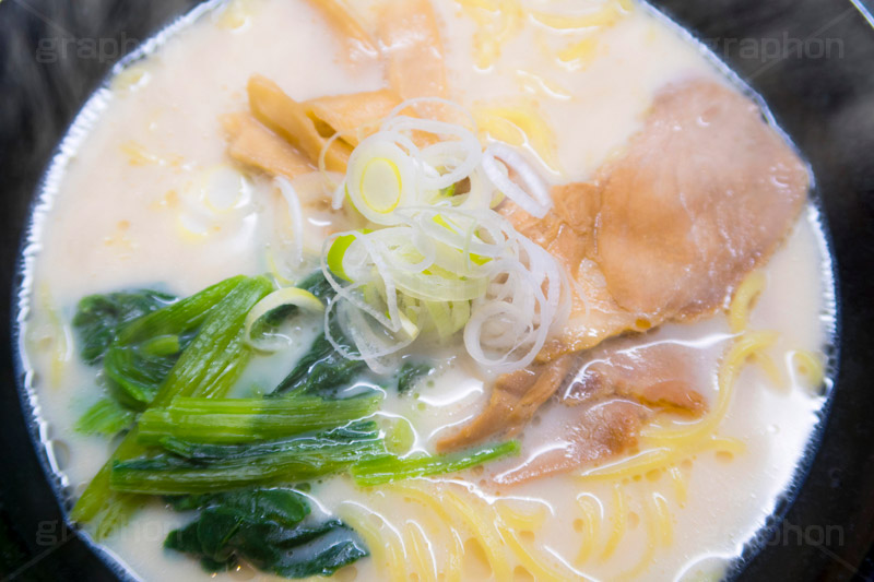 とんこつラーメン,豚骨ラーメン,ラーメン,らーめん,麺,麺類,中華麺,麺料理,国民食,日本拉麺,Ramen,Chinese noodles,豚骨,とんこつ,中華,こってり,コッテリ,クリーミー,ほうれんそう,ホウレンソウ,ほうれん草,ねぎ,ネギ,メンマ,めんま,チャーシュー,湯気,あったか