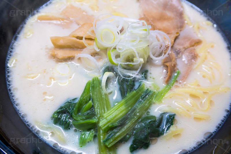 とんこつラーメン,豚骨ラーメン,ラーメン,らーめん,麺,麺類,中華麺,麺料理,国民食,日本拉麺,Ramen,Chinese noodles,豚骨,とんこつ,中華,こってり,コッテリ,クリーミー,ほうれんそう,ホウレンソウ,ほうれん草,ねぎ,ネギ,メンマ,めんま,チャーシュー,湯気,あったか