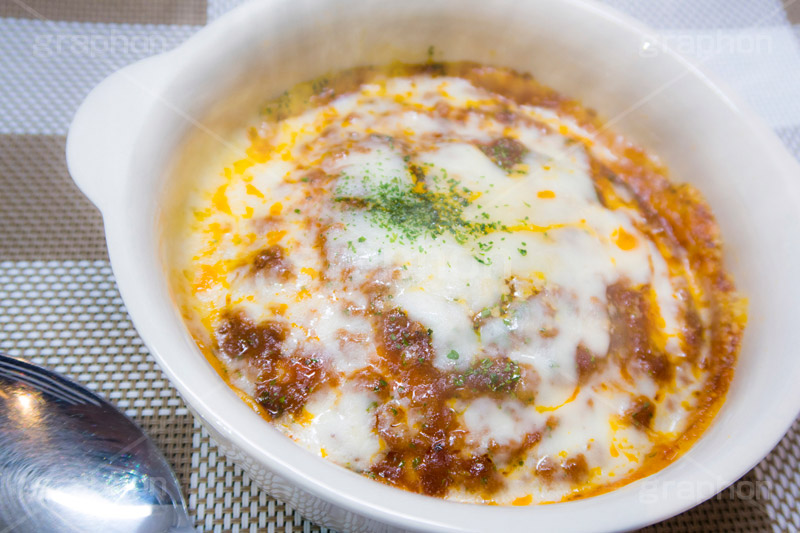 ミラノ風ドリア,ドリア,米,こめ,ごはん,ご飯,湯気,ゆげ,あったか,ほくほく,ホクホク,おこげ,ミートソース,チーズ,パセリ,ターメリック,こんがり,焦げ目,焼く,クリームソース,オーブン,アツアツ,あつあつ,熱々,洋食