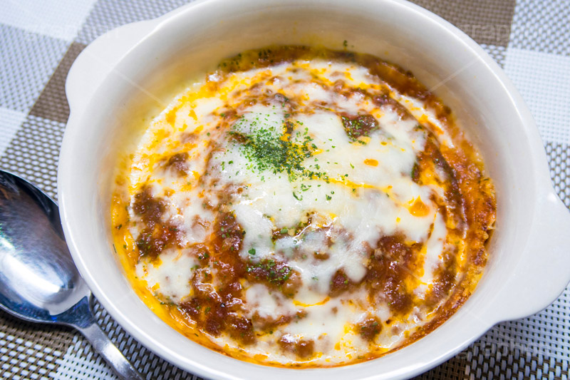 ミラノ風ドリア,ドリア,米,こめ,ごはん,ご飯,湯気,ゆげ,あったか,ほくほく,ホクホク,おこげ,ミートソース,チーズ,パセリ,ターメリック,こんがり,焦げ目,焼く,クリームソース,オーブン,アツアツ,あつあつ,熱々,洋食
