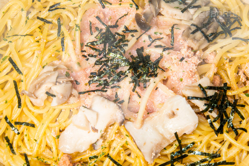 和風たらこパスタ,明太子,明太,和風パスタ,パスタ,のり,海苔,きのこ,キノコ,たらこ,刻み海苔,和風,洋食,麺料理,麺類,コンビニ,バター,湯気,butter,pasta