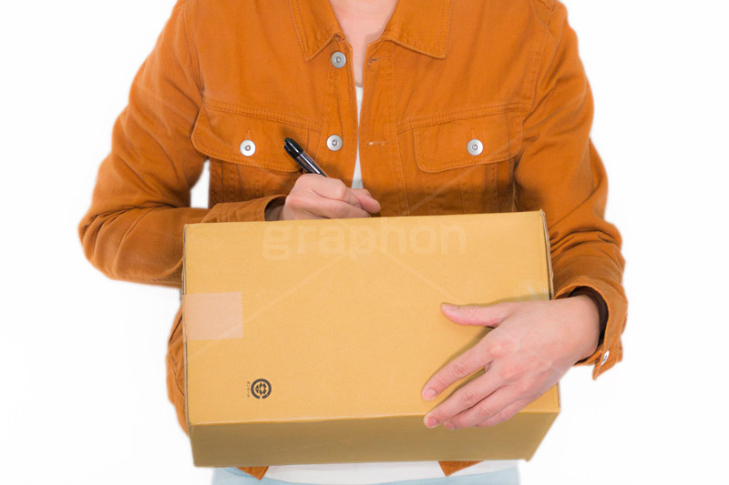サインをする男性,荷物受取,荷物,ダンボール,箱,通販,届け,サイン,sign,box,shopping,model,image,jacket,pen,ショッピング,買い物,モデル,男性,男,ジャケット,ペン,ボールペン