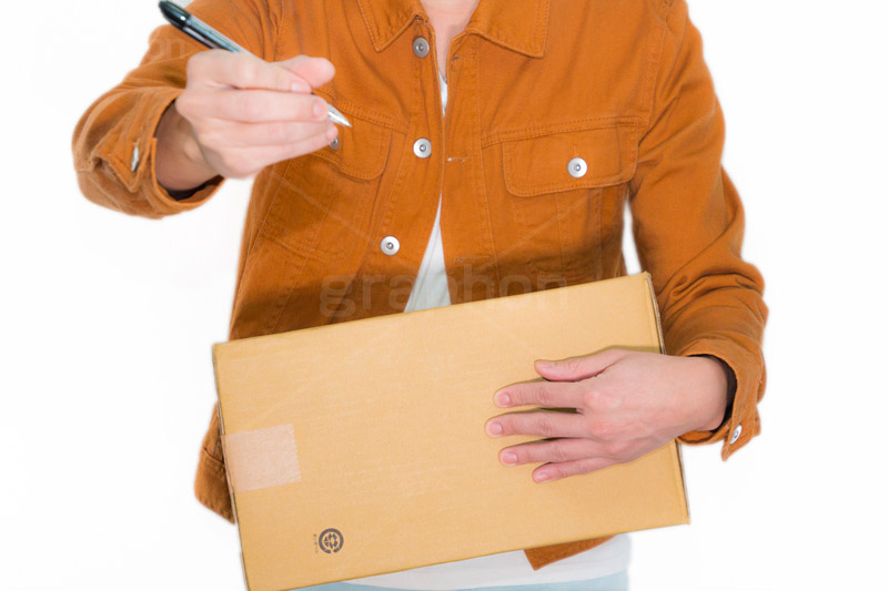 荷物受取,荷物,ダンボール,箱,通販,届け,サイン,sign,box,shopping,model,image,jacket,pen,ショッピング,買い物,モデル,男性,男,ジャケット,ペン,ボールペン