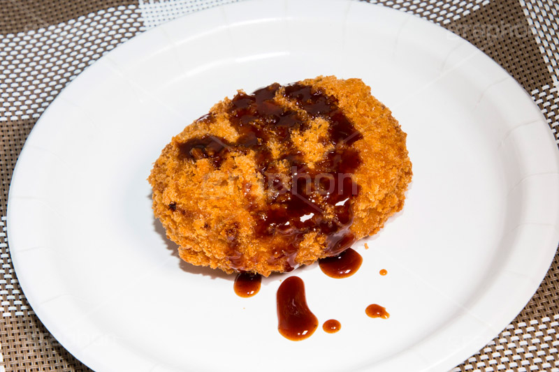 ソースのかかったコロッケ,ソース,コロッケ,ころっけ,牛肉,揚げ,油,つまみ,居酒屋,日本料理,和食,日本食,おやつ,おつまみ,惣菜,お惣菜,垂れ,japan
