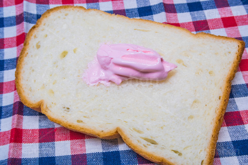 食パンにアイスクリーム,アイスクリーム,アイス,塗る,食パン,パン,ぱん,bread,breakfast,ブレックファースト,朝食,おやつ,菓子パン,甘い,炭水化物