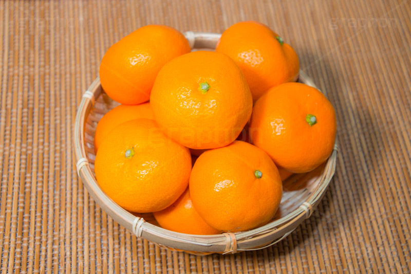 かごに入ったみかん,みかん,ミカン,蜜柑,オレンジ,果樹,果実,フルーツ,果物,くだもの,爽やか,甘酸っぱい,冬,かご,カゴ,籠,ビタミン,狩り,こたつ,炬燵,コタツ,食後,デザート,季節感,正月,お正月,japan