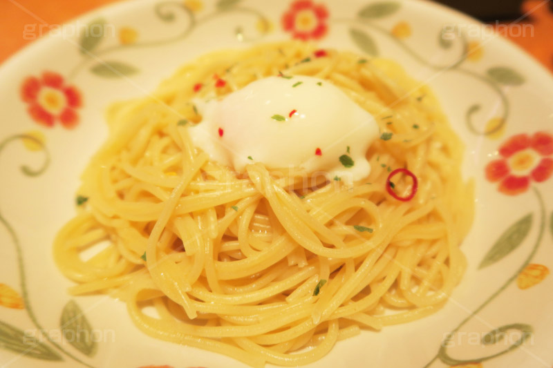 半熟卵のペペロンチーノ,ペペロンチーノ,ペペロンチーニ,パスタ,ガーリック,にんにく,ニンニク,半熟卵,たまご,卵,鷹の爪,レストラン,ファミレス,洋食,麺料理,麺類