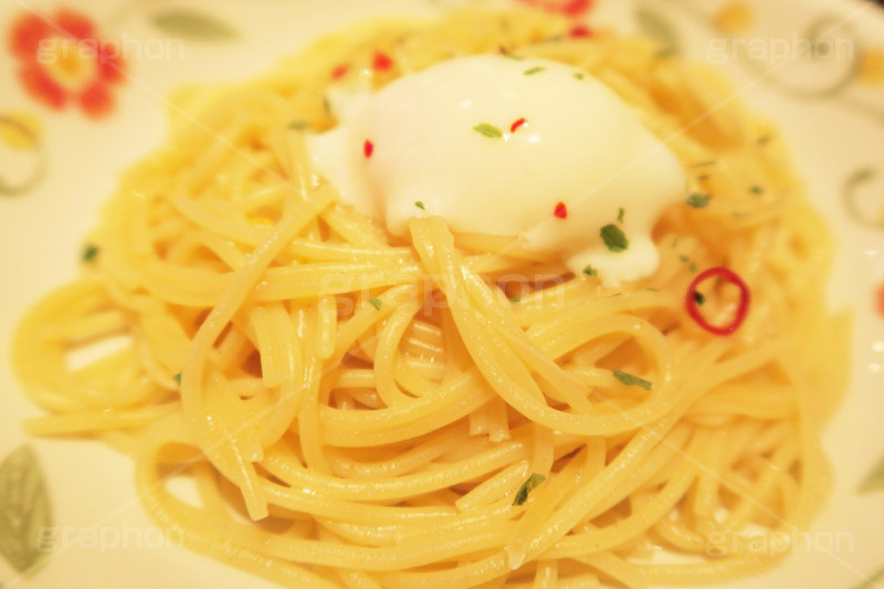 半熟卵のペペロンチーノ,ペペロンチーノ,ペペロンチーニ,パスタ,ガーリック,にんにく,ニンニク,半熟卵,たまご,卵,鷹の爪,レストラン,ファミレス,洋食,麺料理,麺類