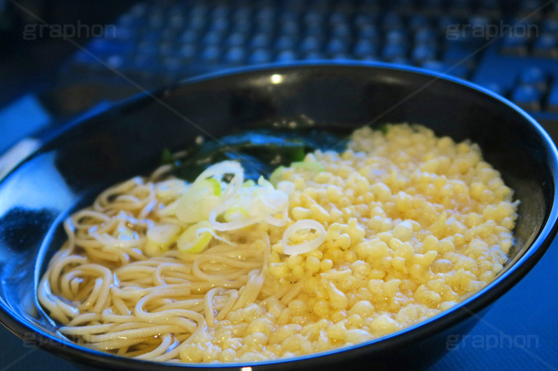 仕事しながらたぬきそば,ながら,仕事,ビジネス,パソコン,キーボード,たぬきそば,ソバ,蕎麦,そば,だし,出汁,ダシ,蕎麦粉,日本料理,日本食,和食,つゆ,蕎麦汁,茹,揚げ,揚げ玉,てんぷら,天ぷら,麺料理,麺類,japan,ねぎ,葱,ネギ,わかめ,ワカメ,PC,business