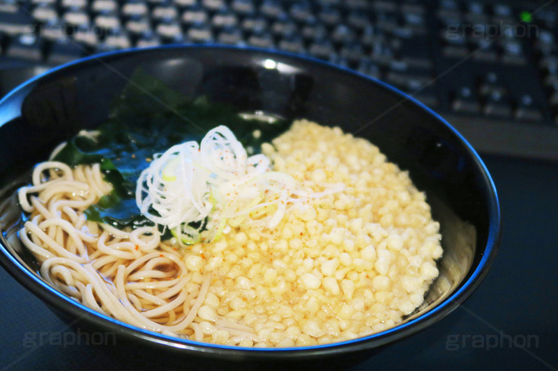 仕事しながらたぬきそば,ながら,仕事,ビジネス,パソコン,キーボード,たぬきそば,ソバ,蕎麦,そば,だし,出汁,ダシ,蕎麦粉,日本料理,日本食,和食,つゆ,蕎麦汁,茹,揚げ,揚げ玉,てんぷら,天ぷら,麺料理,麺類,japan,ねぎ,葱,ネギ,わかめ,ワカメ,PC,business