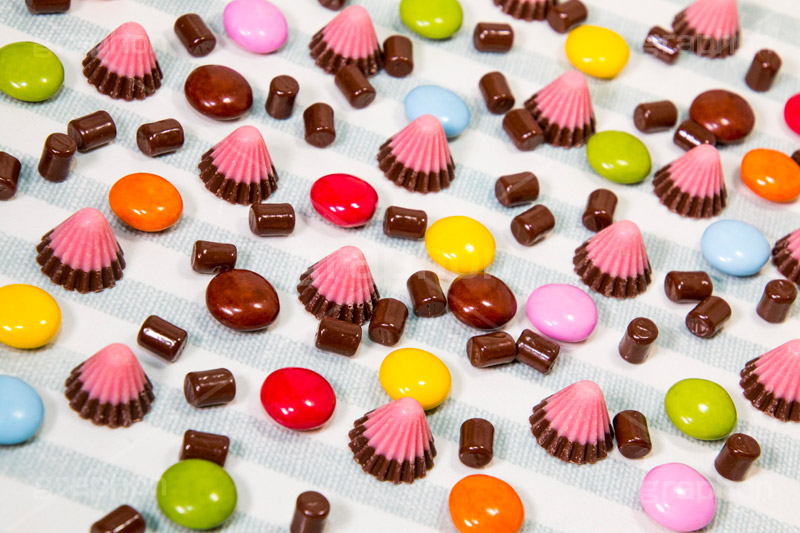 カラフルなチョコレート,カラフル,マーブル,いちごのチョコレート,いちご,イチゴ,苺,チョコ,チョコレート,甘,POP,ポップ,フルーツ味,ショコラ,バレンタイン,valentine,strawberry,chocolate,colorful,ホワイトデー